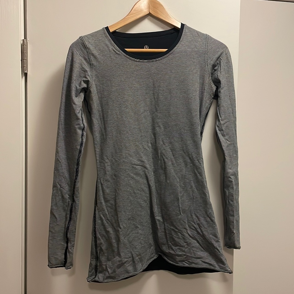 Lululemon reversible long sleeve shirt two layered size 4 with thumb holes